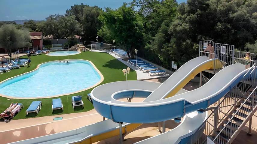 Camping pour 2 personnes, avec piscine ainsi que jardin et terrasse