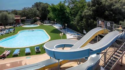 Camping pour 2 personnes, avec jardin ainsi que piscine et terrasse en Corse-du-Sud
