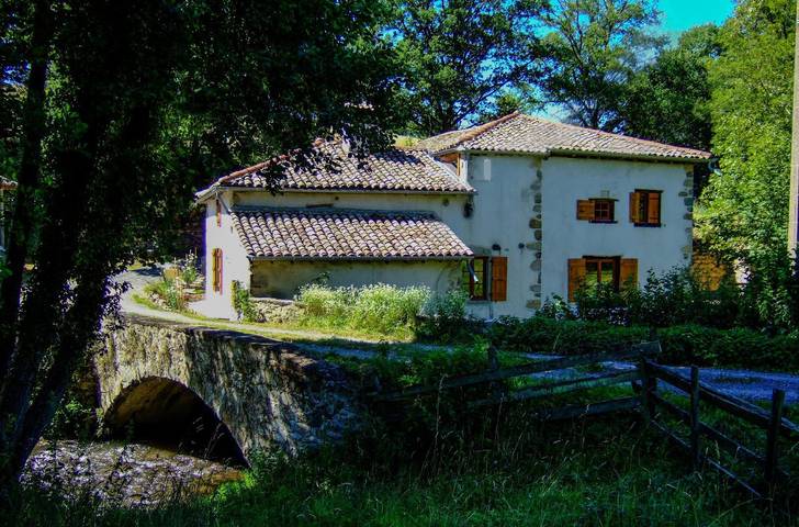 Gîte pour 6 personnes, avec sauna et jardin ainsi que terrasse et jacuzzi à Saint-Pierre-le-Vieux (Saône-et-Loire)