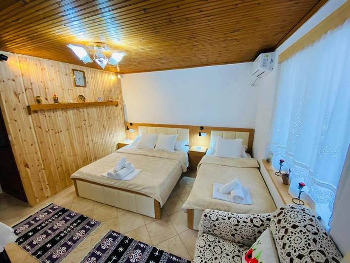 Maison d’hôte pour 3 personnes, avec balcon ainsi que vue et jardin dans Gjirokastër