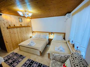 Maison d’hôte pour 3 personnes, avec balcon ainsi que jardin et vue dans Gjirokastër