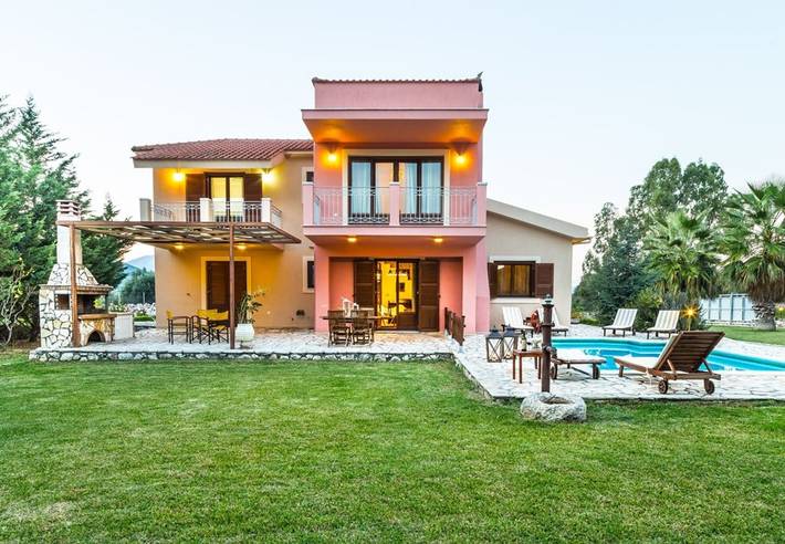 Villa per 7 persone, con Balcone e Terrazza nonché Giardino e Piscina a Sami
