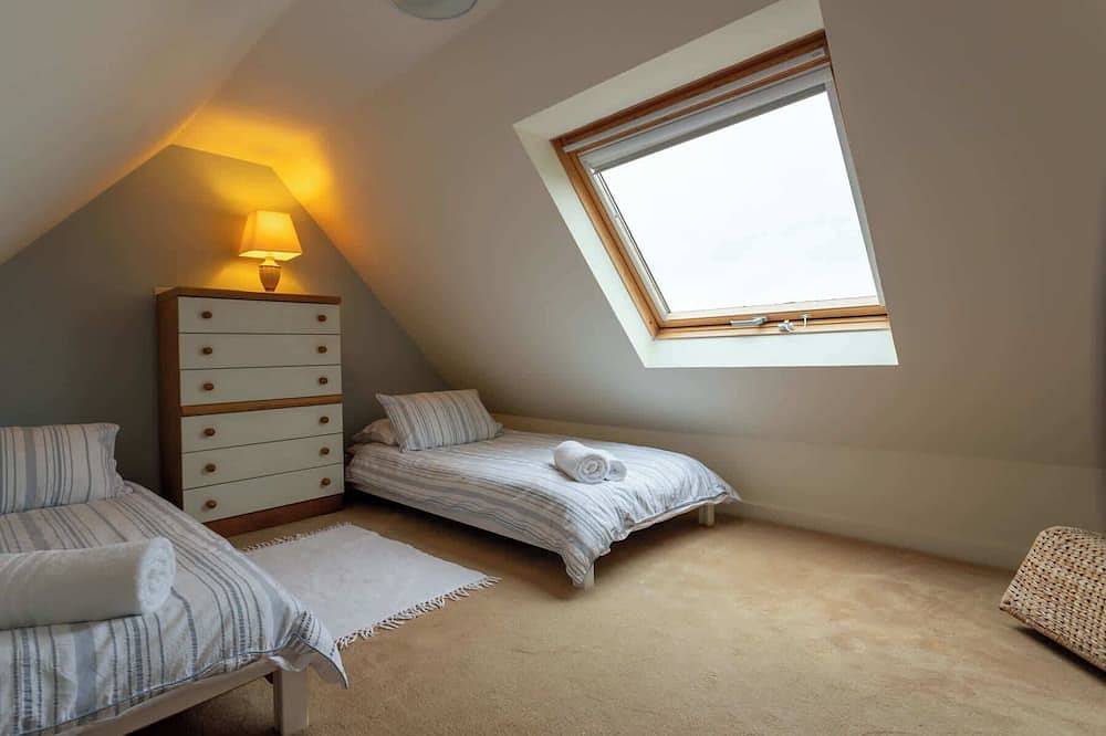 Cross Keys House - Cosy 4-Bed Cottage In Yetholm in Scottish Borders