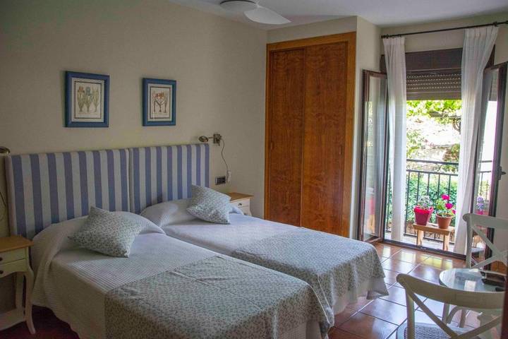 Alojamiento y desayuno para 3 personas, con vistas y terraza en La Vera - 3