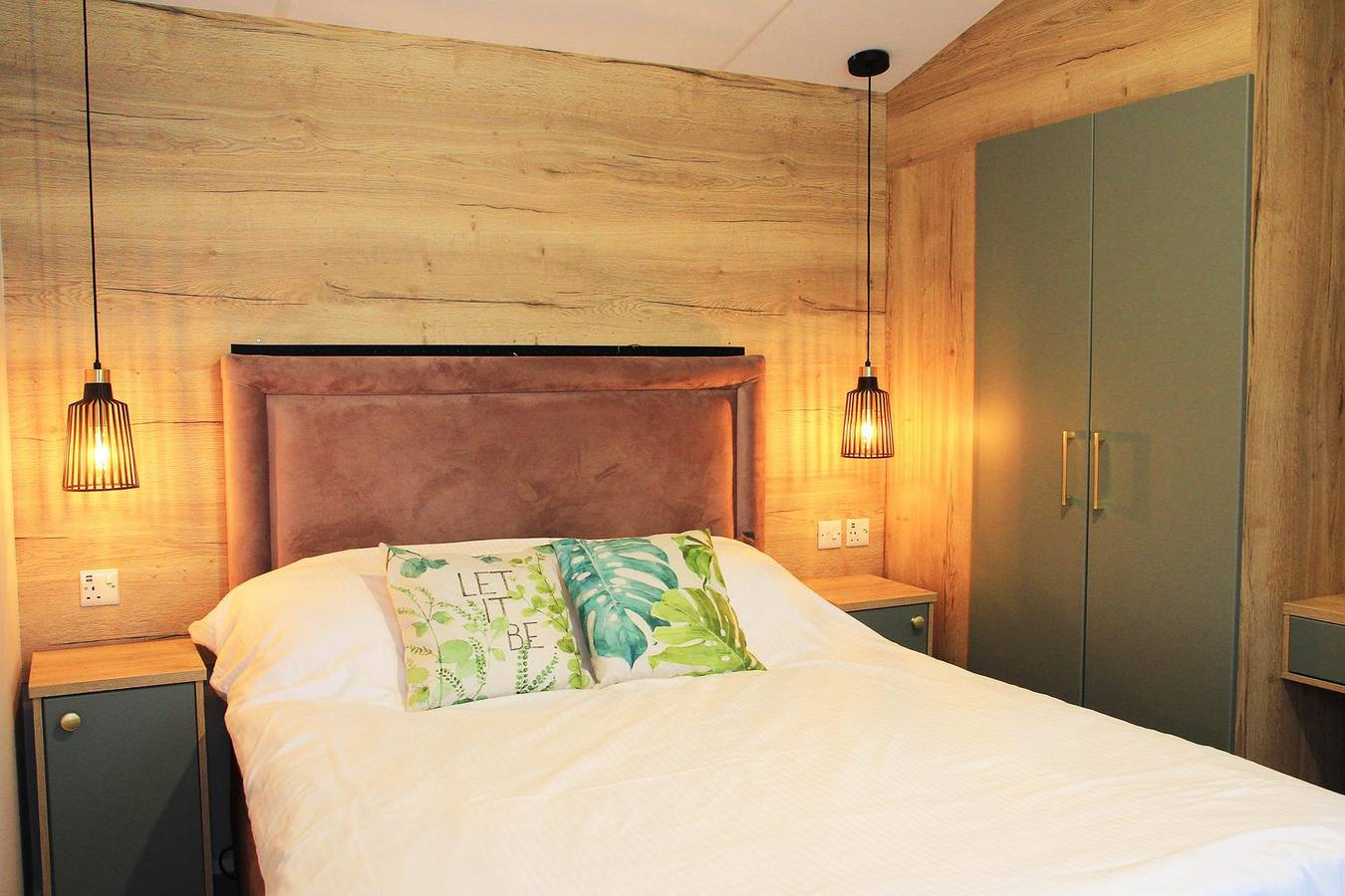 Dog friendly park 5 miles from Bude 2 bed caravan in Bridgerule, Devon