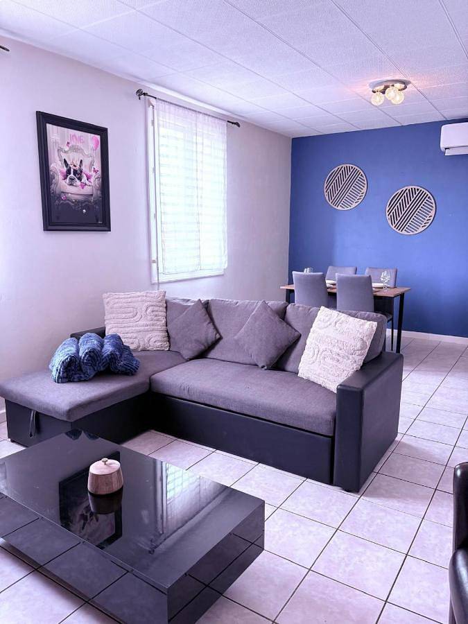 Appartement entier, T2 fonctionnel, jardin, parking, sortie 12 A7 in Chanas, Région de Vienne