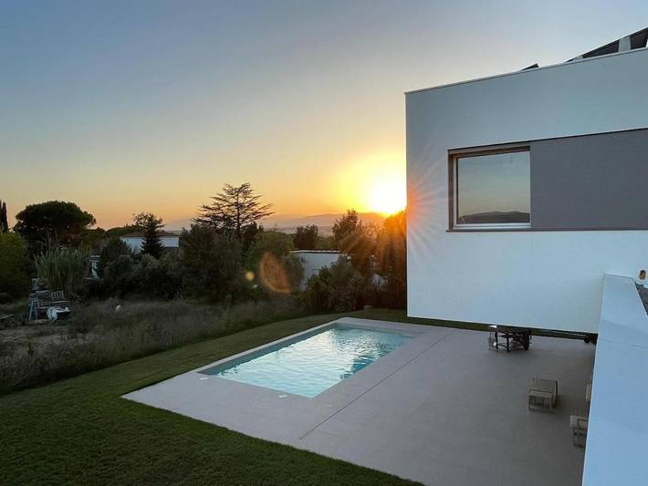 Location de vacances pour 4 personnes, avec piscine et jardin ainsi que vue et terrasse dans Palau