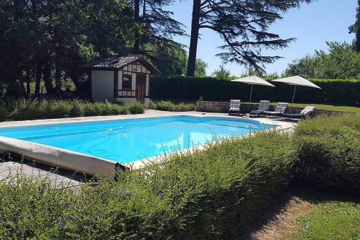 Location de vacances pour 7 personnes, avec piscine et jardin ainsi que vue sur le lac et vue, animaux acceptés à Montignac-de-Lauzun