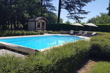 Location de vacances pour 7 personnes, avec jardin et piscine ainsi que vue et vue sur le lac, animaux acceptés à Montignac-de-Lauzun