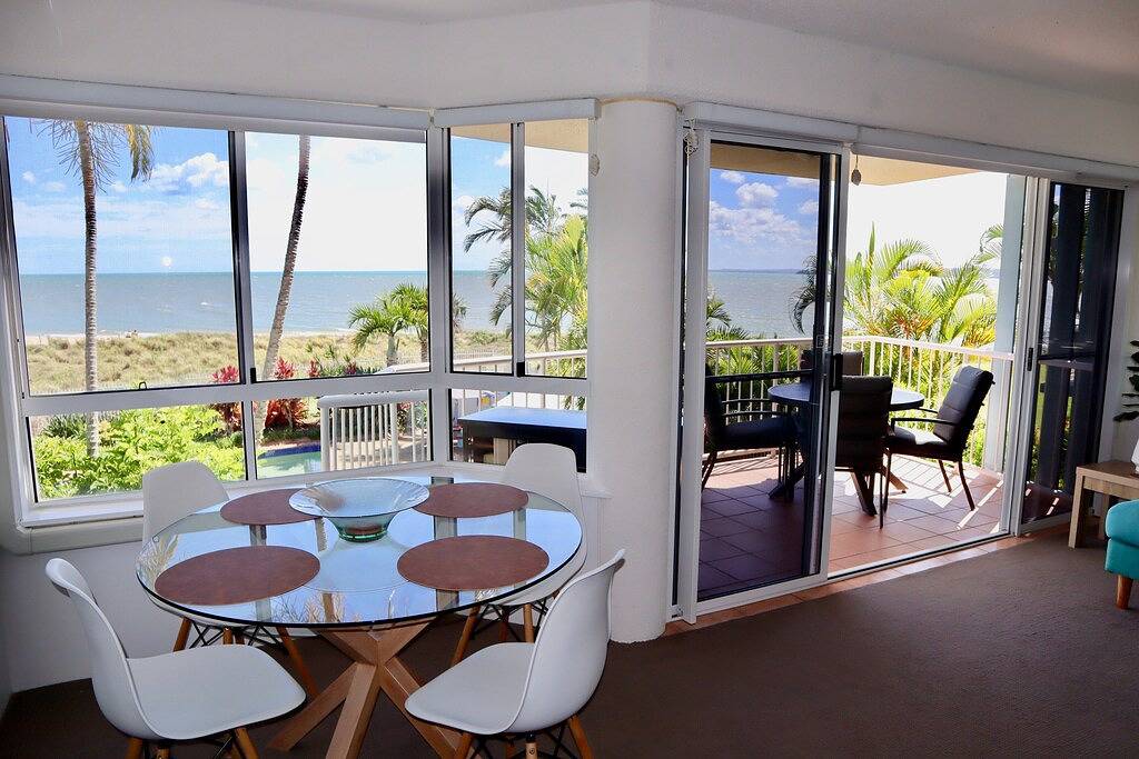Ganze Wohnung, Beachfront and pool views from the balcony _ 5 min walk to the beach. in Urangan, Hervey Bay