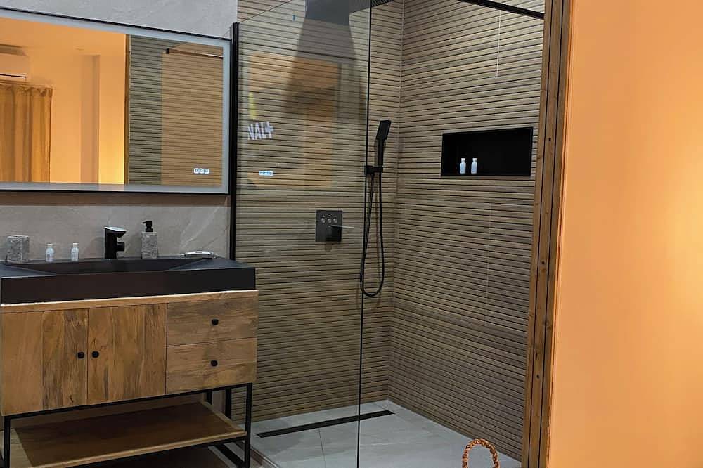 Entire apartment, Love room / private jacuzzi / exceptional accommodation in Istres, Istres region
