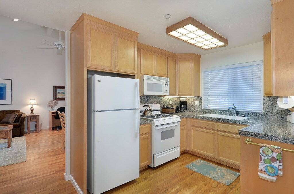 Die Surf and Sand von Capitola Beach ist nur einen Block von diesem atemberaubenden Stadtdomizilam! in Capitola, Santa Cruz County