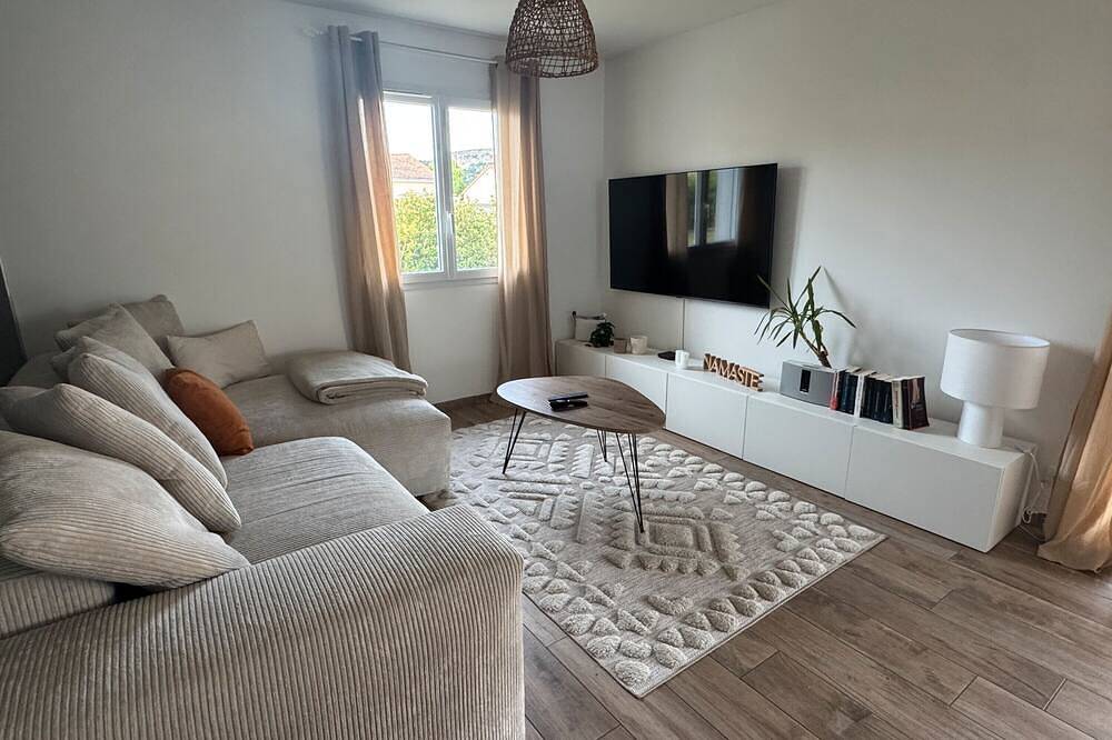 Casa de vacaciones 'Maison Paisible' con terraza privada, jardín privado y Wi-Fi in Aubenas, Ardèche