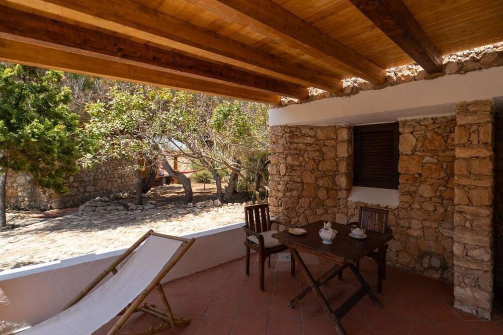 Dammuso detached cottage with garden a few meters from the sea in Lampedusa in Lampedusa e Linosa, Pelagische Inseln