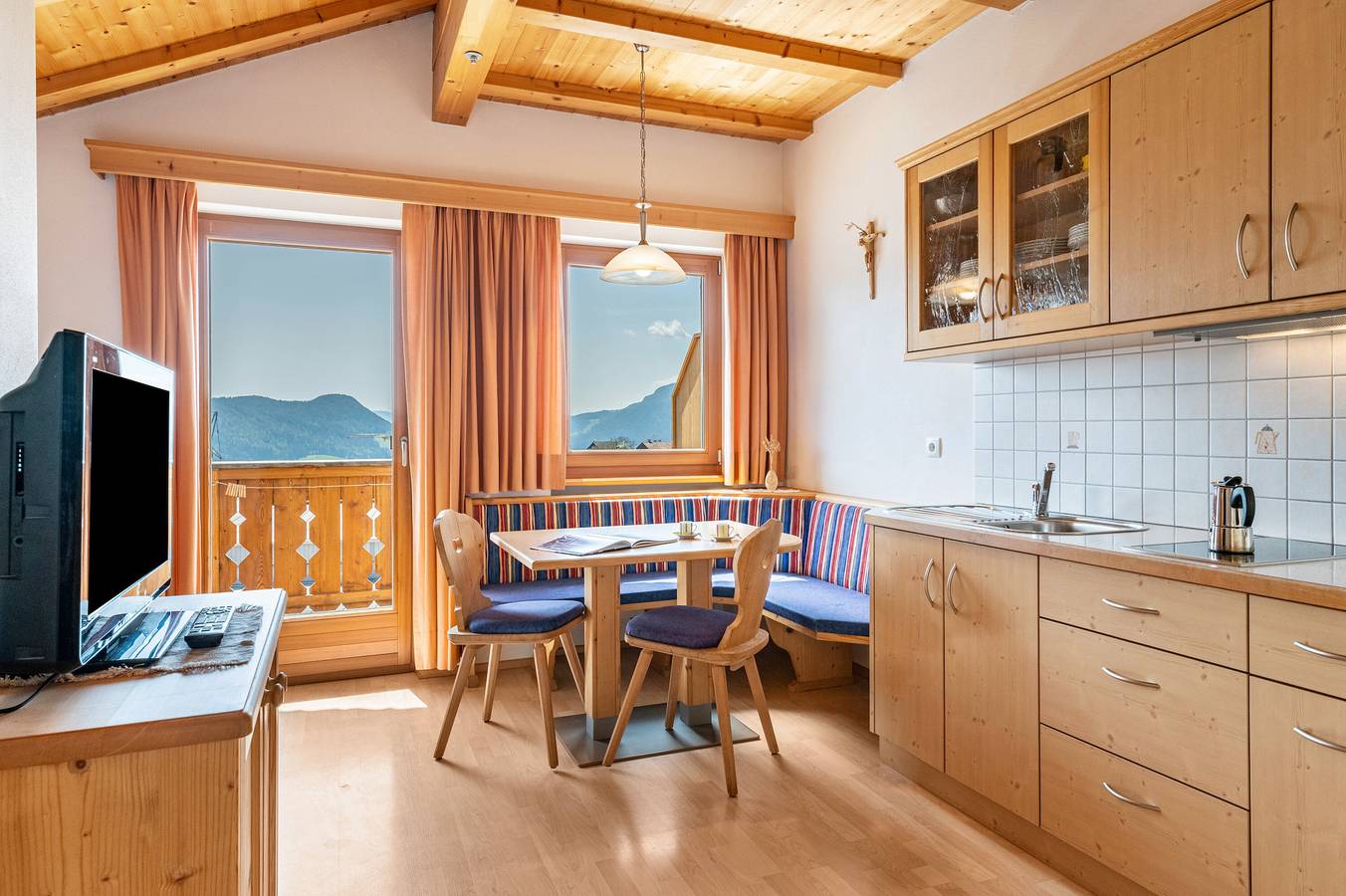 Geheel appartement, Appartement 'Haus Alpenblick Apt Brunelle' met Uitzicht op de Bergen, Gedeelde Tuin en Wi-Fi in Lajen, Dolomiti Superski