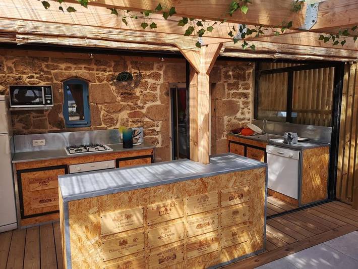 Location de vacances pour 4 personnes, avec vue ainsi que jardin et piscine à Planzolles - 2