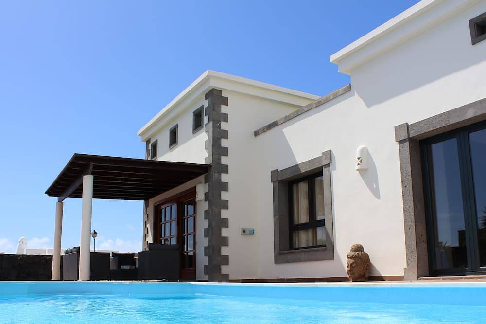 Independent villa near red volcano. South-facing, nice garden, heated pool 29 °C in Montaña Roja, Yaiza