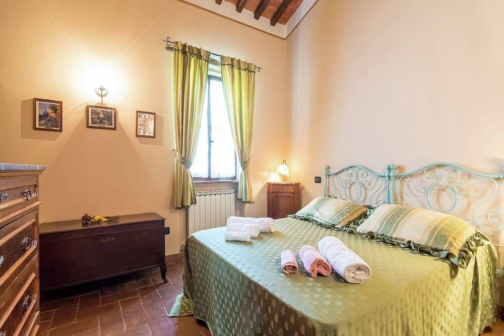 Entire apartment, Apartment in Todi with Pool and Garden in Todi, Perugia Province