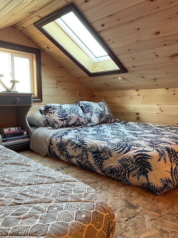 Cozy bunkie on private land in Kawarthas in Algonquin Provincial Park