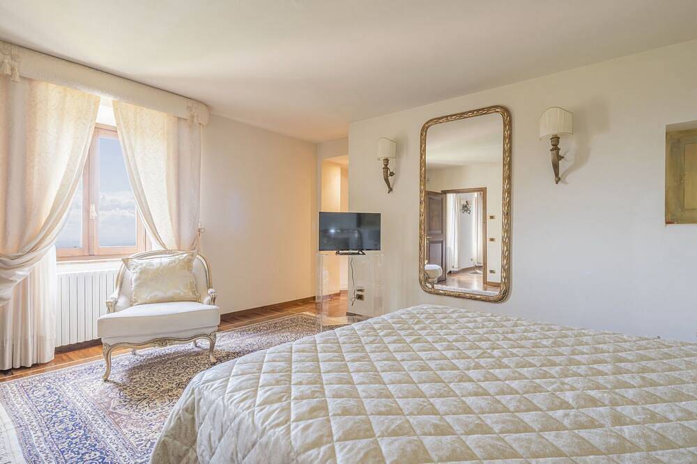 Alleinstehendes Ferienhaus mit Sauna, Klimaanlage,  W-Lan, Whirlpool, privatem Pool, Tv, Innenhof in Massa e Cozzile, Pistoia Provinz