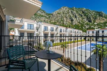 Gîte pour 5 personnes, avec balcon et vue ainsi que piscine et bassin pour enfant, animaux acceptés dans Risan