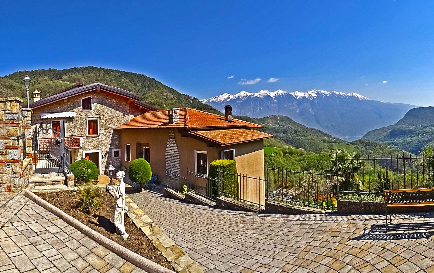 Vacation Rental for 4 Guests in Tremosine, Lake Garda