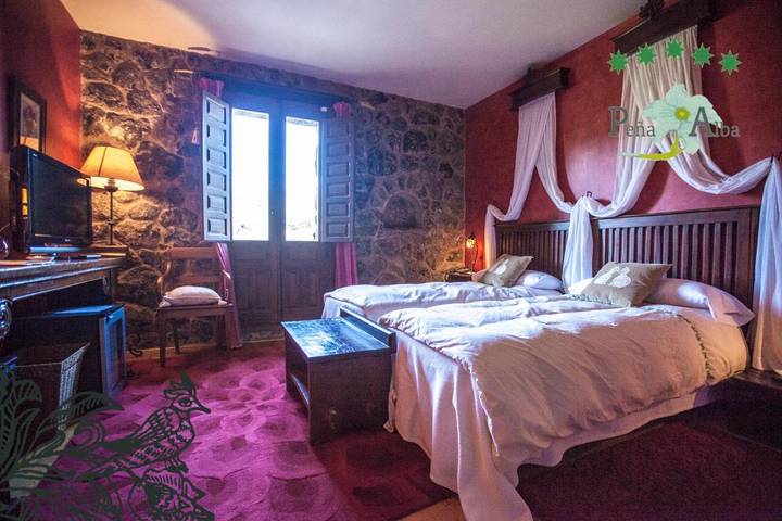 Hotel para 3 personas, con Balcón y Terraza además de Jardín y Piscina en Casas del Castañar - 2
