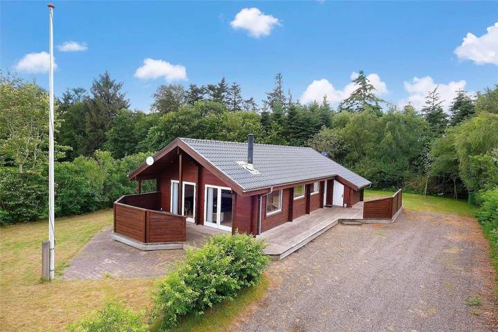 Ferienhaus für 8 Personen, mit Terrasse und Whirlpool in Hvalpsund