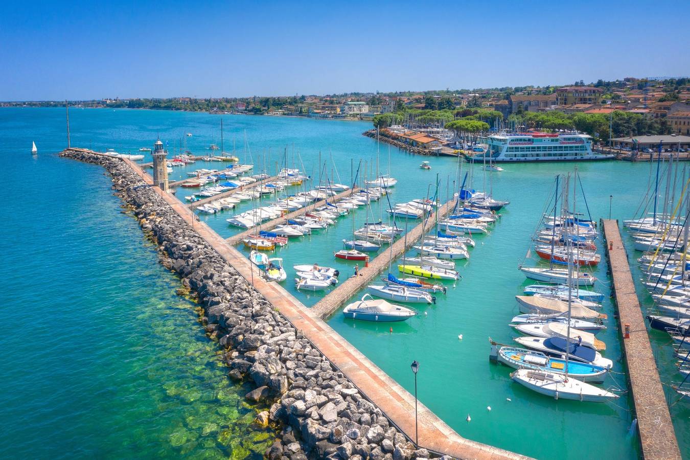 Apartamento entero, La Perla Del Garda Desenzano free wi-fi By Booking in Rivoltella del Garda, Desenzano del Garda