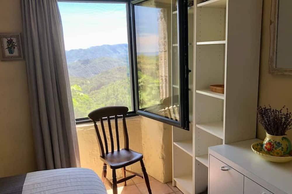 Entire apartment, Authentic stay in the Ardeche with breathtaking views in Vals-les-Bains, Parc naturel régional des Monts d'Ardèche