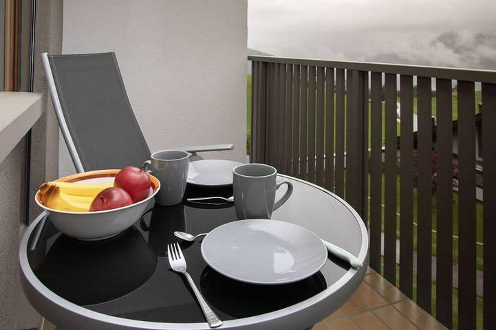 Ferienwohnung für 3 Personen, mit Balkon und Pool in Falera