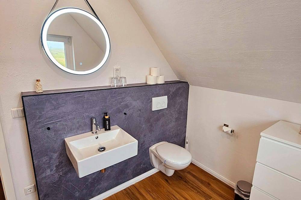 Ganze Wohnung, Apartment 'Matje' mit Seeblick, gemeinsamer Terrasse und Wlan in Langeneß, Halligen