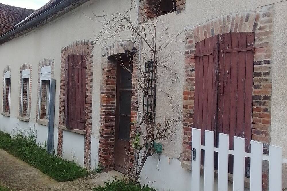 Appartement entier, Maison.Toute équipée. Calme et confort total. in La Celle-Saint-Cyr, Yonne