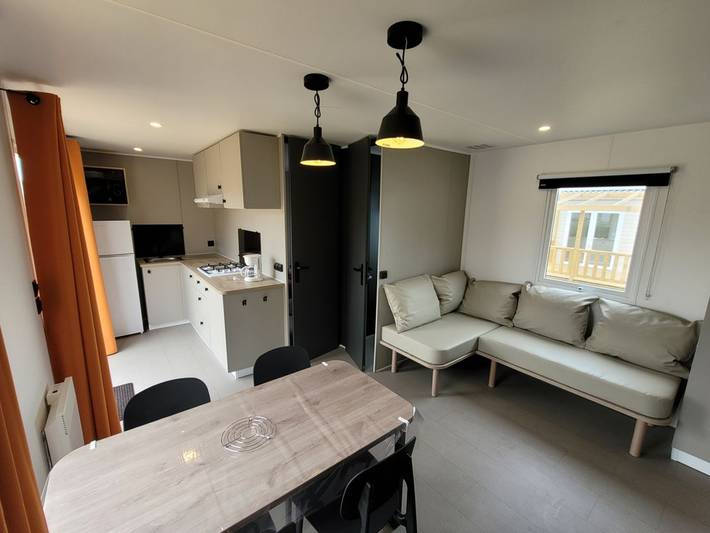 Mobil home pour 4 personnes, avec terrasse et piscine à Ambon - 4
