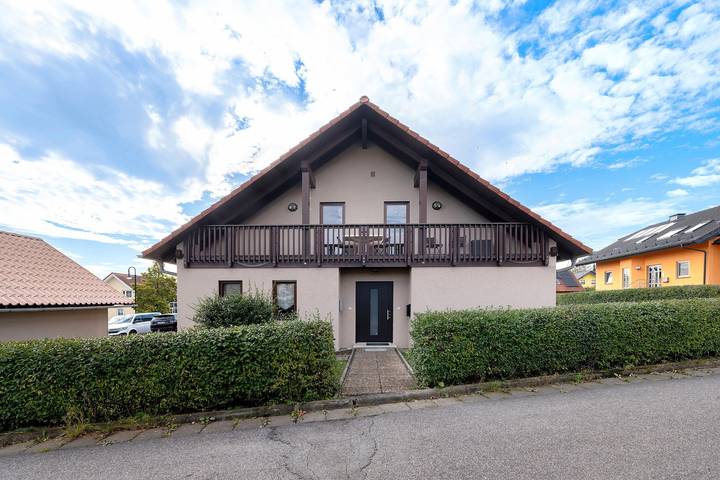 Entire apartment, Apartment “Burgblick” with Mountain View, Balcony, and Wi-Fi in Frankenblick, Sonneberg region