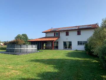 Gîte pour 8 personnes, avec jardin ainsi que vue et piscine, adapté aux familles dans Ainhice-Mongelos