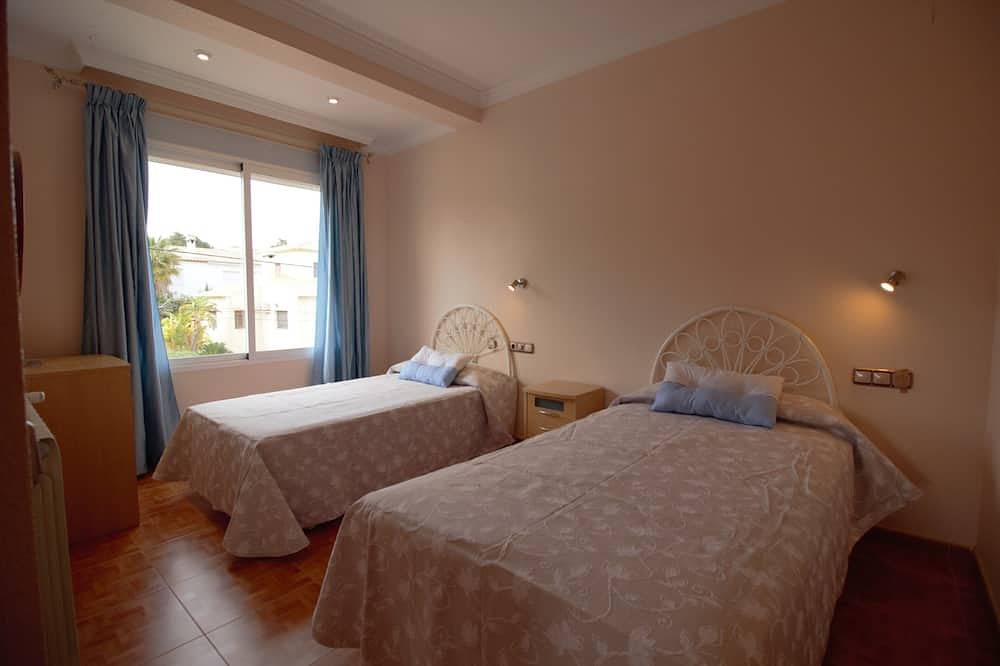 Casa con piscina, ampio terrazzo e nei pressi del villaggio in Calpe, Costa Blanca