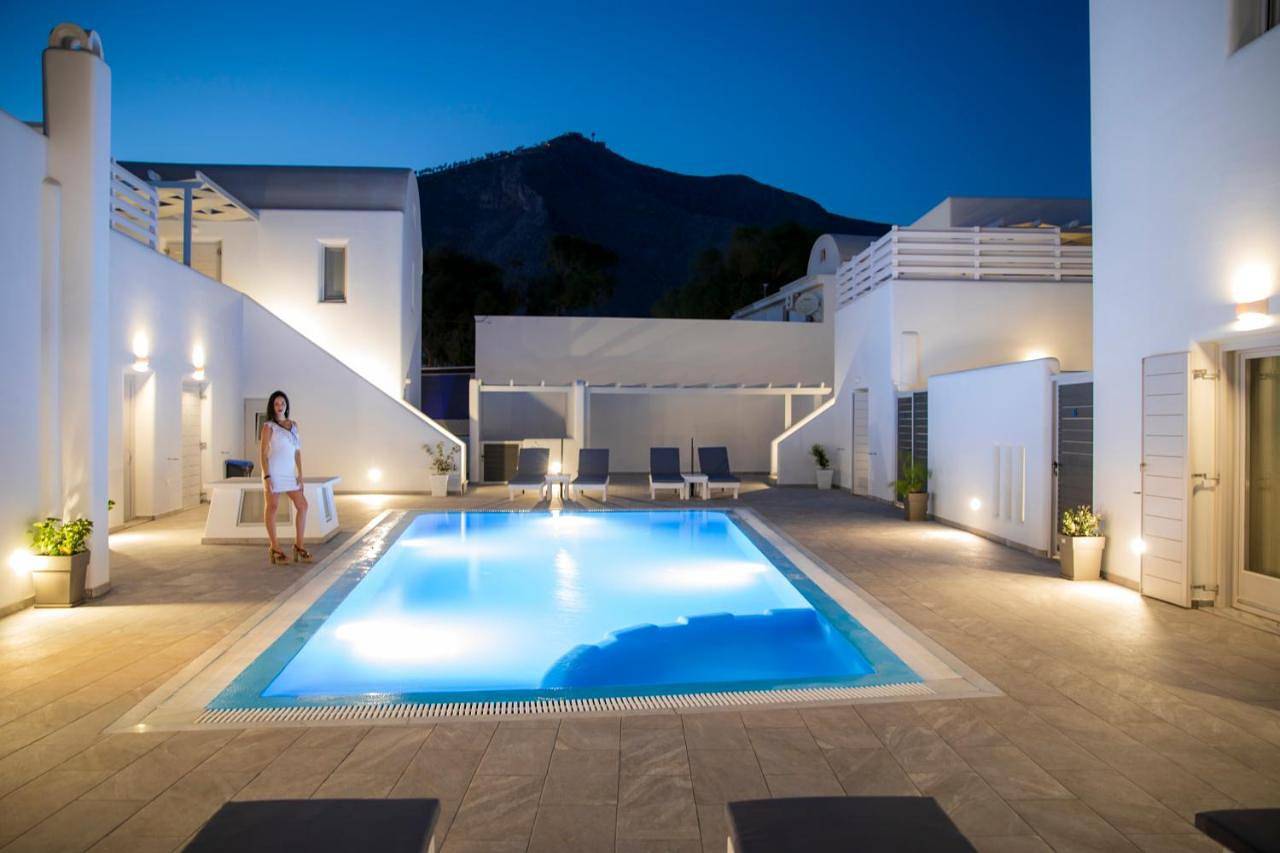 Petra Aqua Villa in Perivolos Strand, Perissa