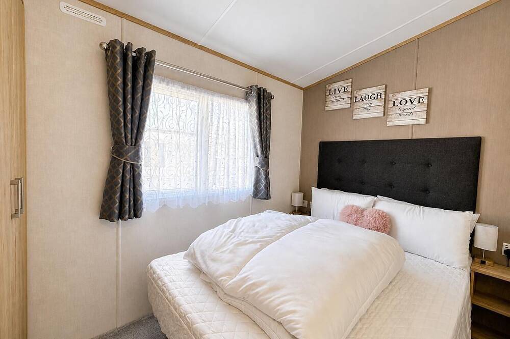 8 berth caravan for hire near Clacton-on-Sea in Essex in Clacton-on-Sea, Essex