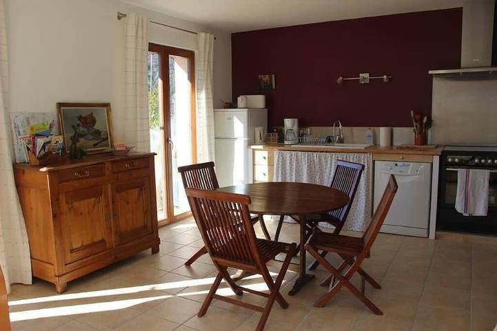 Gîte pour 4 personnes, avec terrasse et jardin, animaux acceptés à Roche-Saint-Secret-Béconne