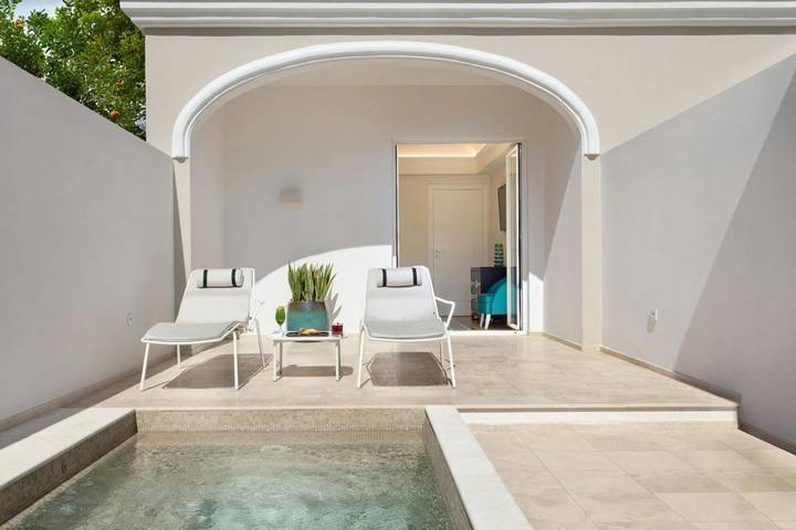 Hotel para 2 personas, con jacuzzi además de piscina y jardín - 1