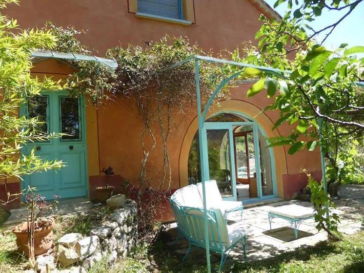 Location de vacances pour 6 personnes, avec vue et jardin à Miscon