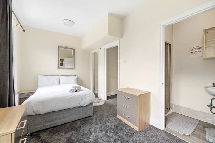 Peaceful 4-Bed Home in Aylesbury in Aylesbury, Buckinghamshire