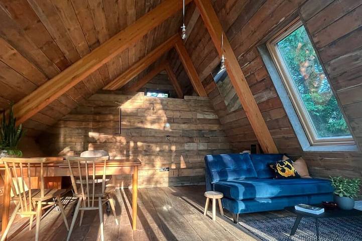 Cosy A-Frame cabin nestled in the chalk steams of Hampshire in Winchester, South-Downs