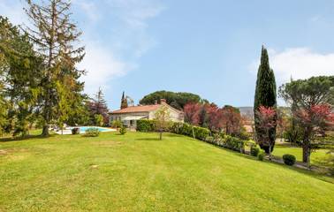 Maison de vacances pour 4 personnes, avec terrasse ainsi que piscine et jardin dans l' Ariège