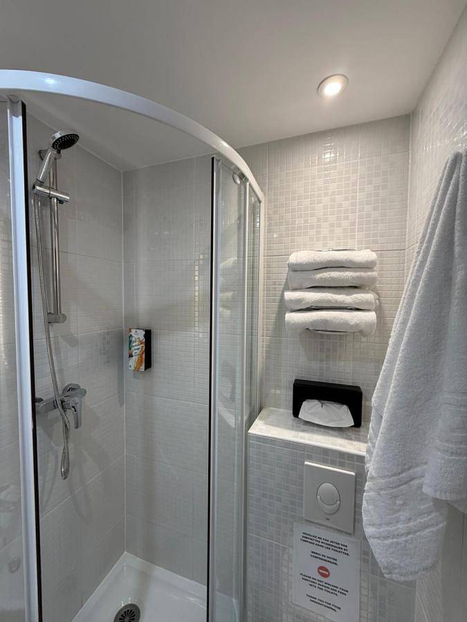 Hôtel pour 2 personnes, avec terrasse, animaux acceptés à Bourg-lès-Valence - 4