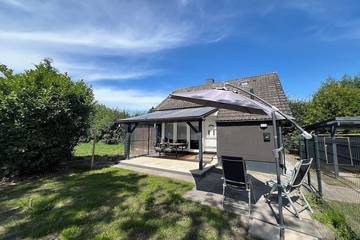 Ferienhaus für 4 Personen, mit Terrasse und Garten in Jade