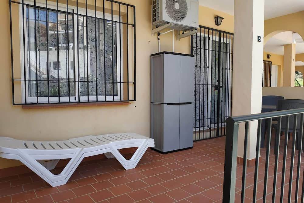 Entire apartment, Burriana beach, 50m2. 1 bedroom apartment with pool - 7 minute walk from beach. in Playa de Burriana, Nerja