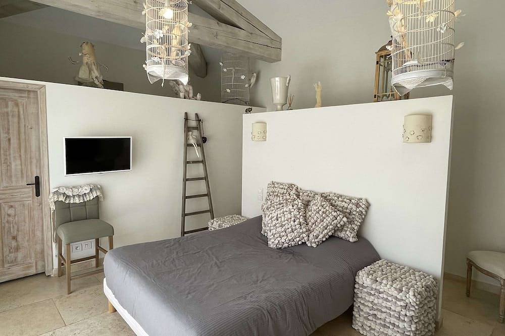 Beautiful contemporary villa, swimming pool and large garden in Berre-l'Étang, Istres region