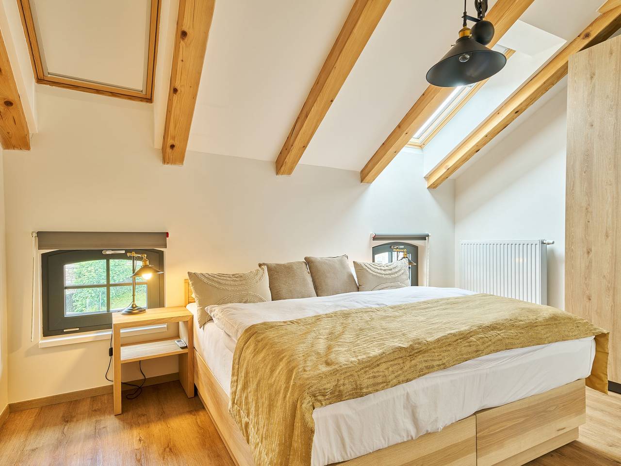Ganze Wohnung, Luxury Mountain Attic with Ac & Netflix in Černý Důl, Region Trautenau